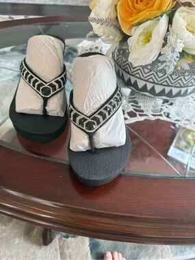Women’s Black Beaded Thong Sandals Sketchers sz8